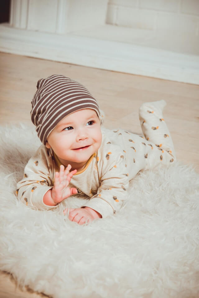 bébé sur le ventre souriant