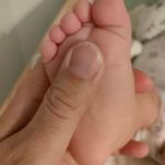 massage pied de bébé