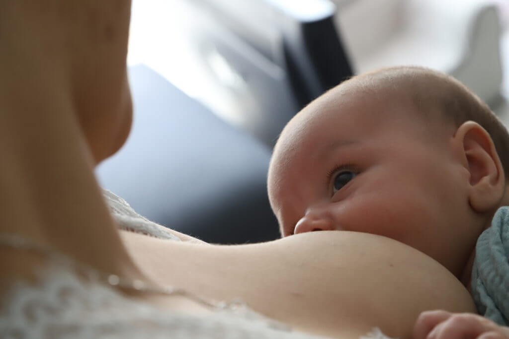 mère allaitant son enfant